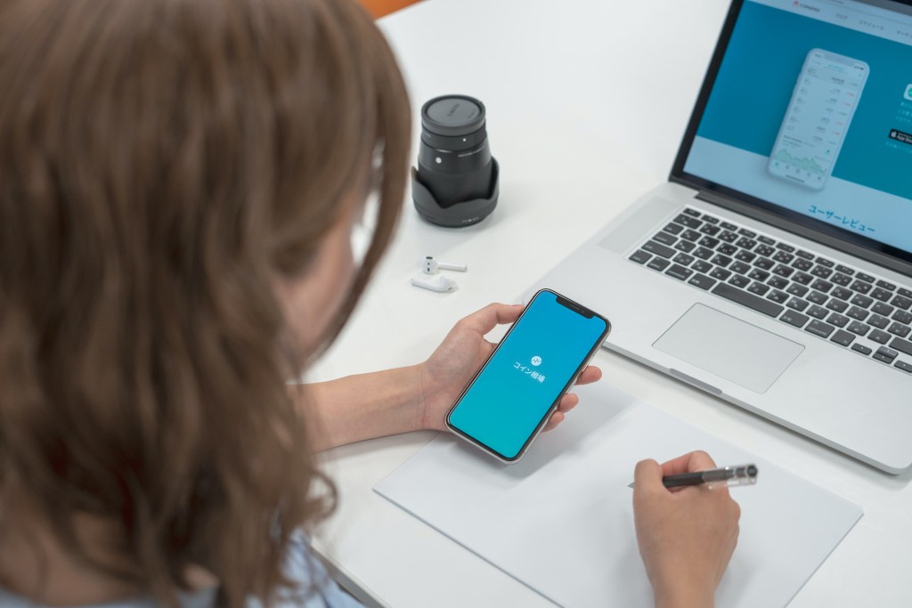 Baterii ve vašem telefonu či notebooku poškozuje mimo jiné i její neustálé zapojení do nabíječky