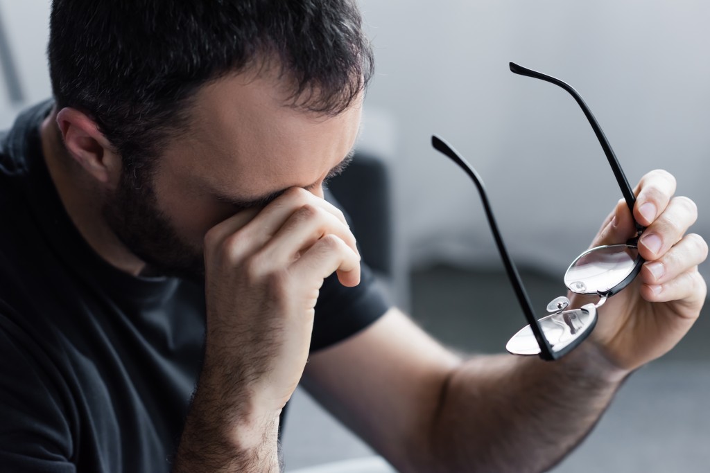 Modré světlo blokuje zvyšování hladiny hormonu melatonin, který navozuje pocity únavy