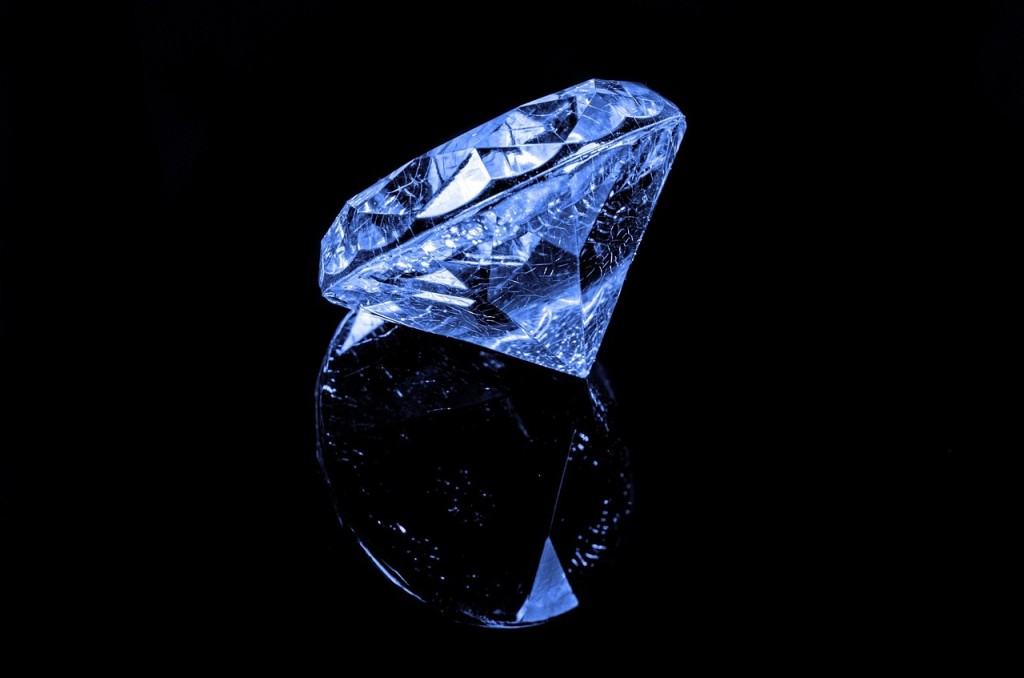 Diamant je téměř nejtvrdší známý přírodní minerál a jedna z nejtvrdších látek na světě