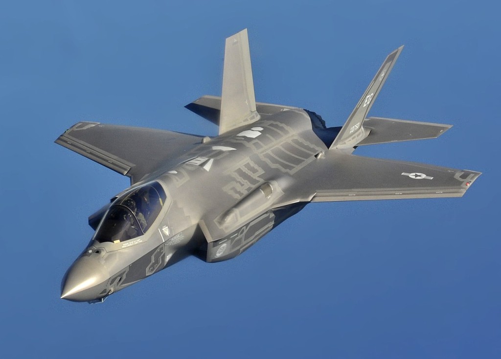 Moderní stíhač F-35 bude v budoucnu používat i ČR, nicméně odpůrci nákupu poukazují na četné problémy, jimiž stroj trpí