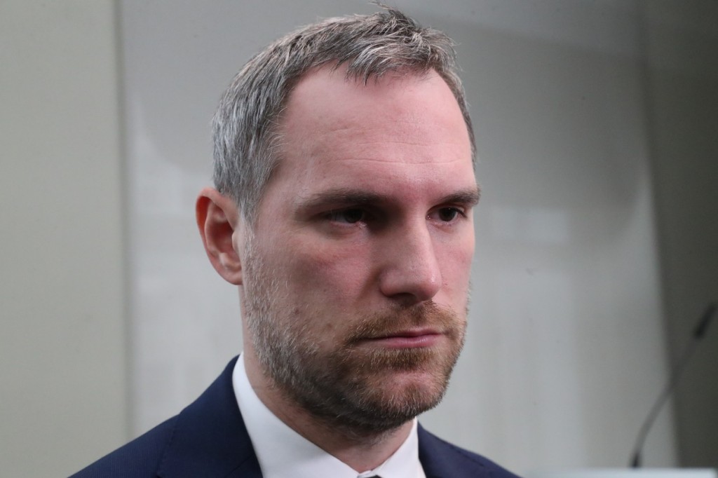 Podle Hřiba je úlohou politiků jít osobně příkladem v dodržování mimořádných opatření