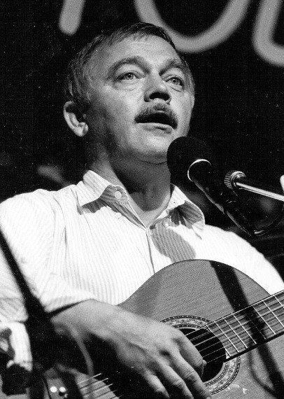 Karel Kryl byl nejen skvělý muzikant a básník. V mládí se vyučil keramickému řemeslu na bechyňské průmyslovce. A proto v průběhu svého krátkého života i výtvarně tvořil