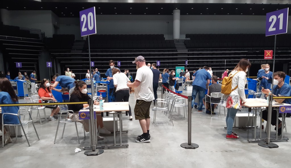 Očkování v O2 areně si vzala na starost armáda. Vše probíhá hladce a do několika minut