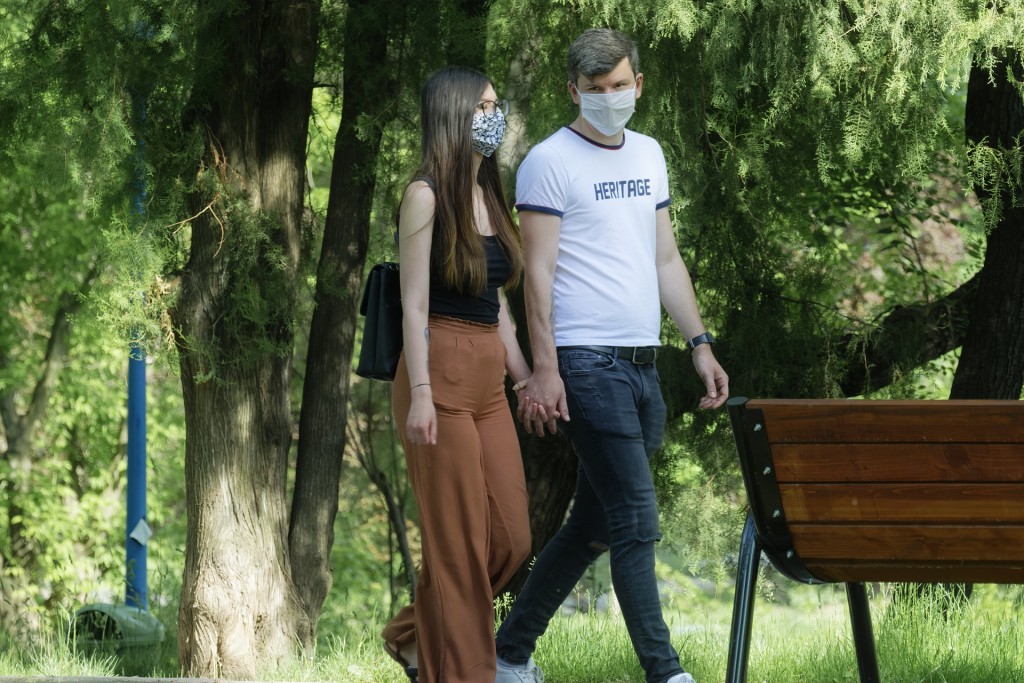 S koronavirem se zkrátka musíme naučit žít