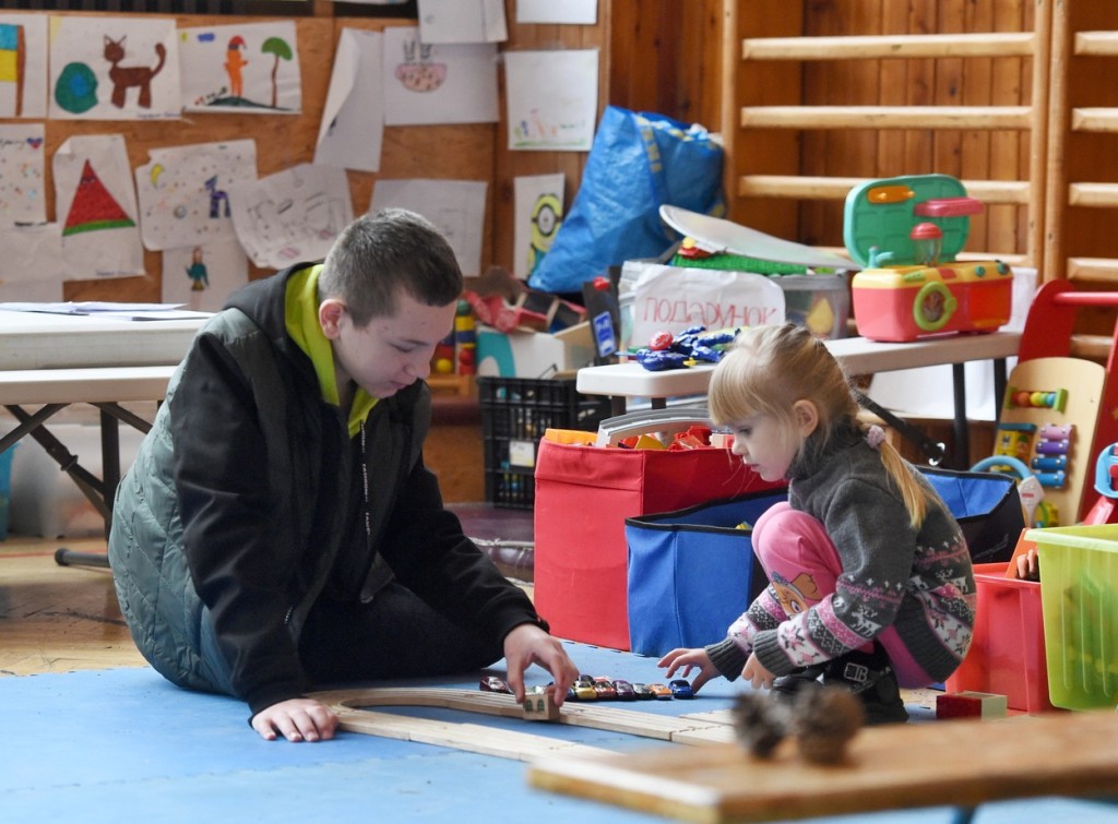 Ukrajinské děti údajně ruští vojáci unášejí do Ruska, jedním z nich je i malá Kira