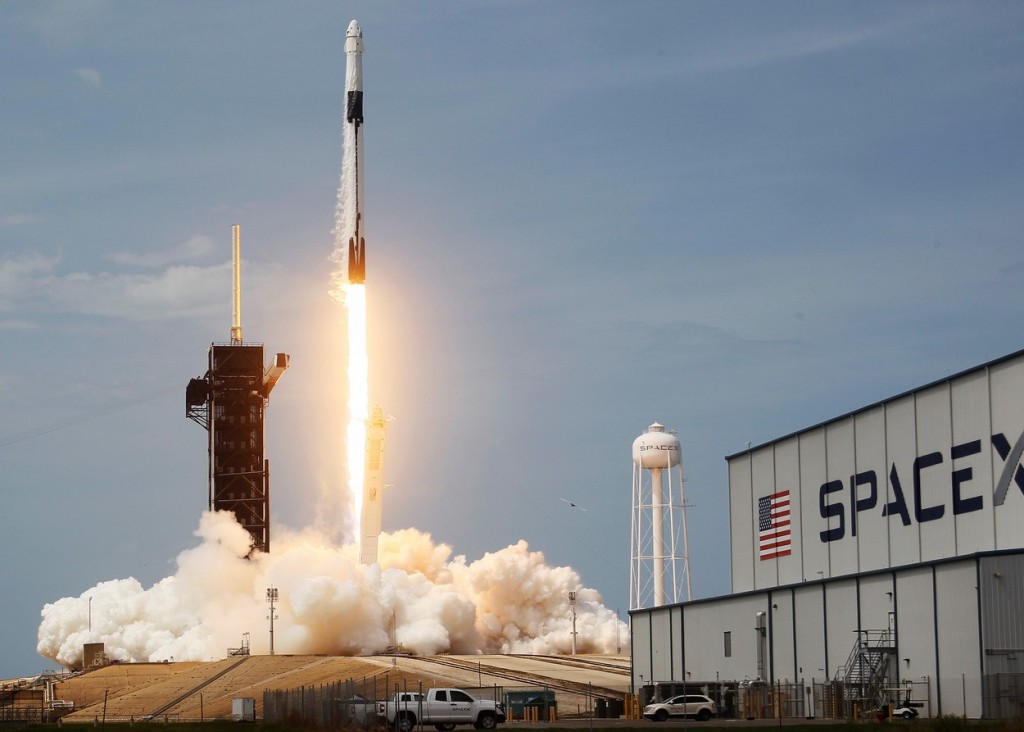 Raketa SpaceX Falcon 9 odstartovala s nejnovější verzí nákladní lodi z Kennedyho vesmírného střediska