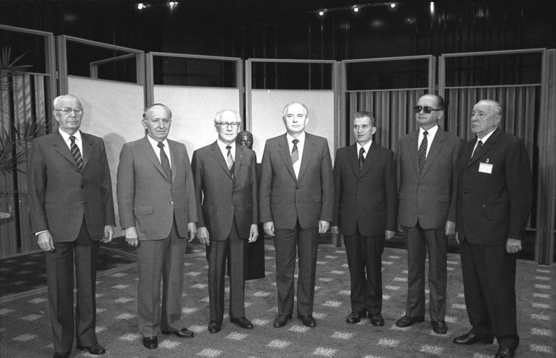Vůdcové států Varšavské smlouvy v roce 1987, první zleva Gustáv Husák