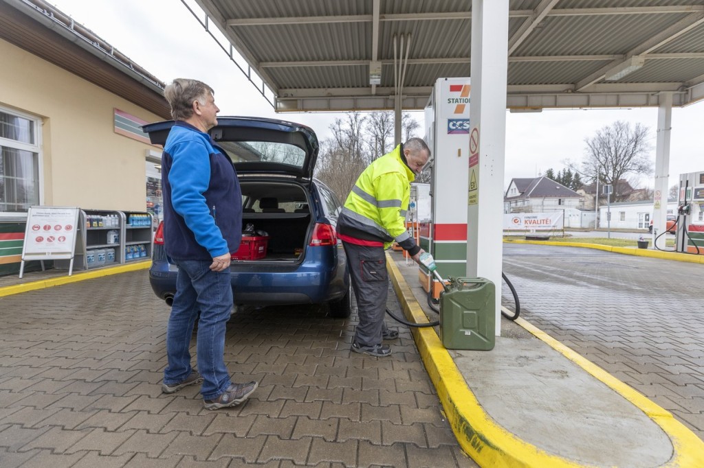 Lidé panikaří, benzin tankují do všeho, co mají po ruce