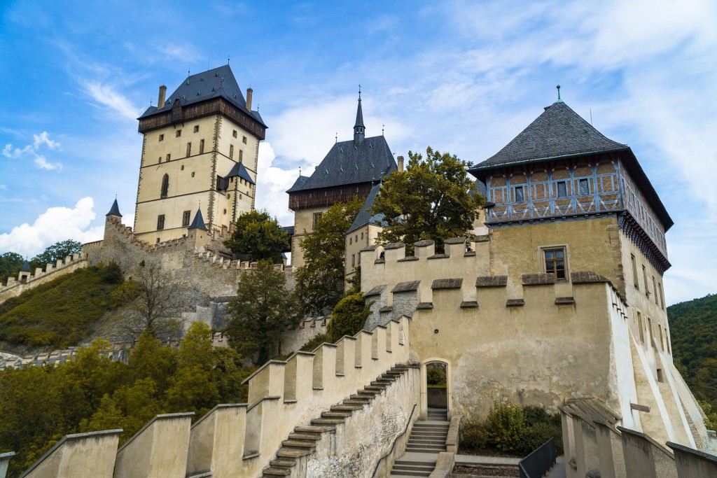 Karlštejn je mohutný kamenný gotický hrad, který stojí na vápencové skalní ostrožně