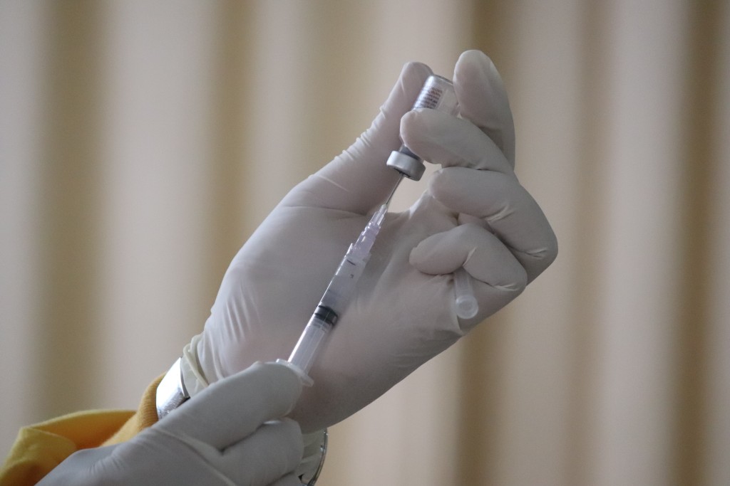 Mezi vedlejší účinky vakcíny patří i tzv. anafylaxe