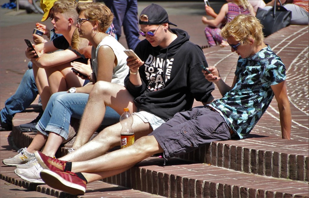 Teenageři tráví na mobilu spoustu hodin denně