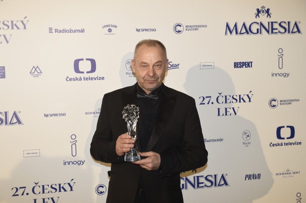 Režisér Václav Marhoul a jeho snímek Nabarvené ptáče si odneslo devět sošek Českého lva