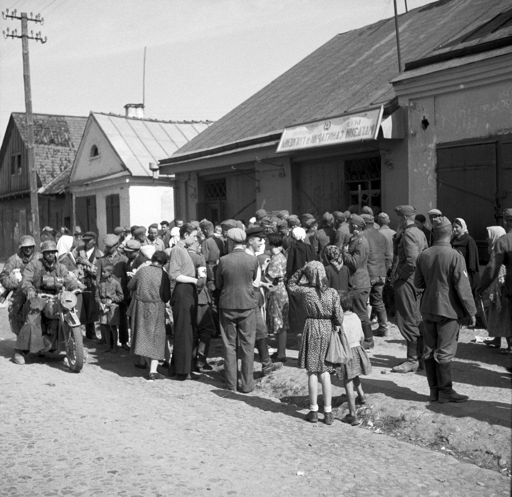 V Sovětském svazu se toho za desítky let změnilo jen málo, vlastně i v dnešním Rusku lidé často trpí hlady a dřou bídu s nouzí