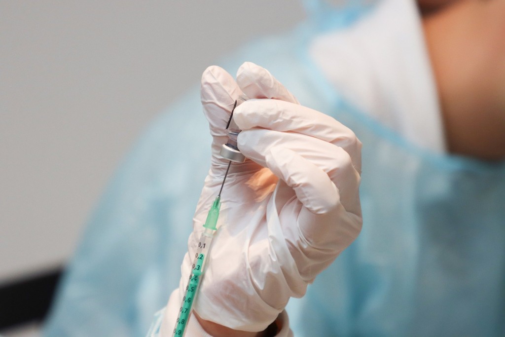 Britské úřady přiznávají problémy látky AstraZeneca, riziko je ale prý malé