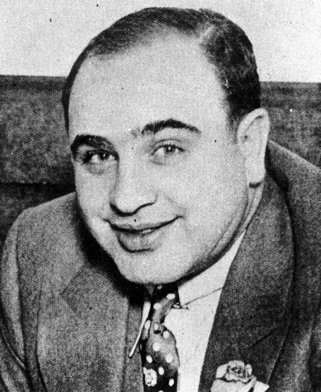 Al Capone před svou kriminální kariérou pracoval jako prodavač v obchodě se sladkostmi