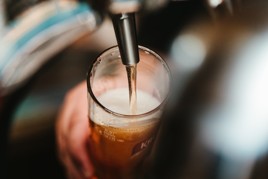 Barman zákazníkům do piva naléval tekutinu z odkapávací nádoby