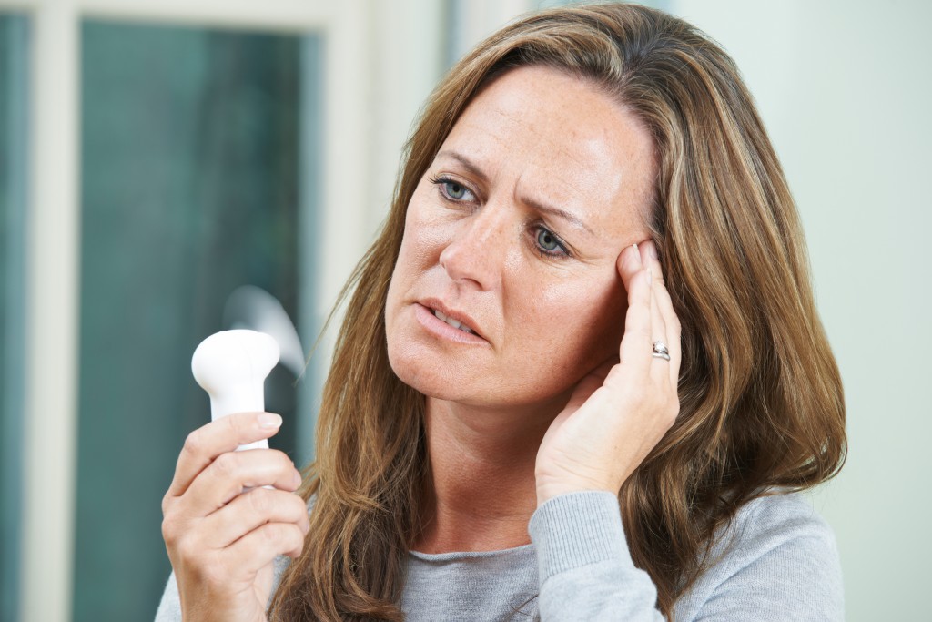 Mezi symptomy menopauzy patří mimo jiné i návaly horka a noční pocení