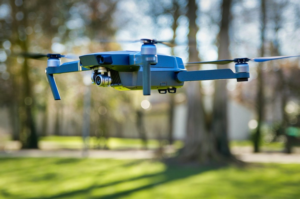Ve francouzských městech jsou lidé pod dohledem dronů