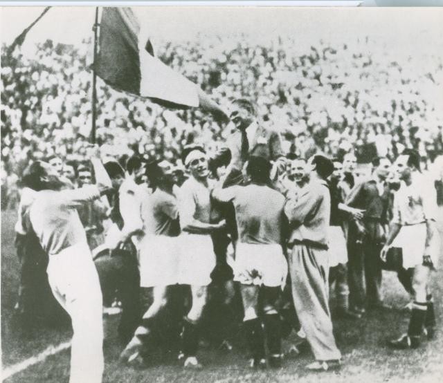 Italští fotbalisté se radují z triumfu na mistrovství světa. K jejich vítězství dopomohl i Benito Mussolini