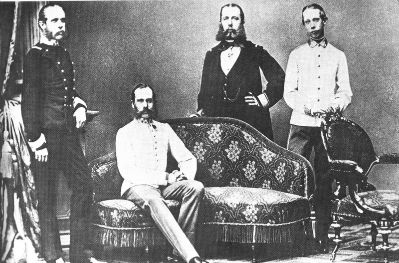 Císař František Josef I. (sedící) a jeho bratři Karel Ludvík (vlevo), Ferdinand Maxmilián (uprostřed) a Ludvík Viktor (vpravo)