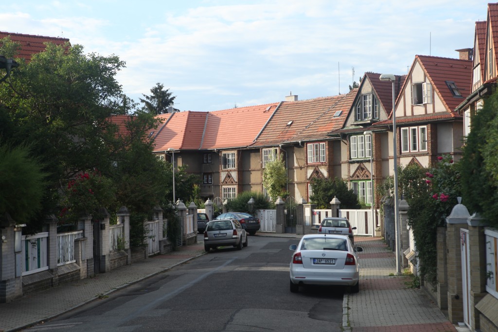 Jedna z nejdůležitějších ulic, které charakterizují projekt čtvrti Ořechovka, je ulice Lomená