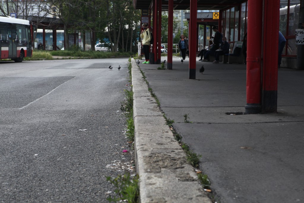 Nástupiště je zasypané cigaretovými nedopalky