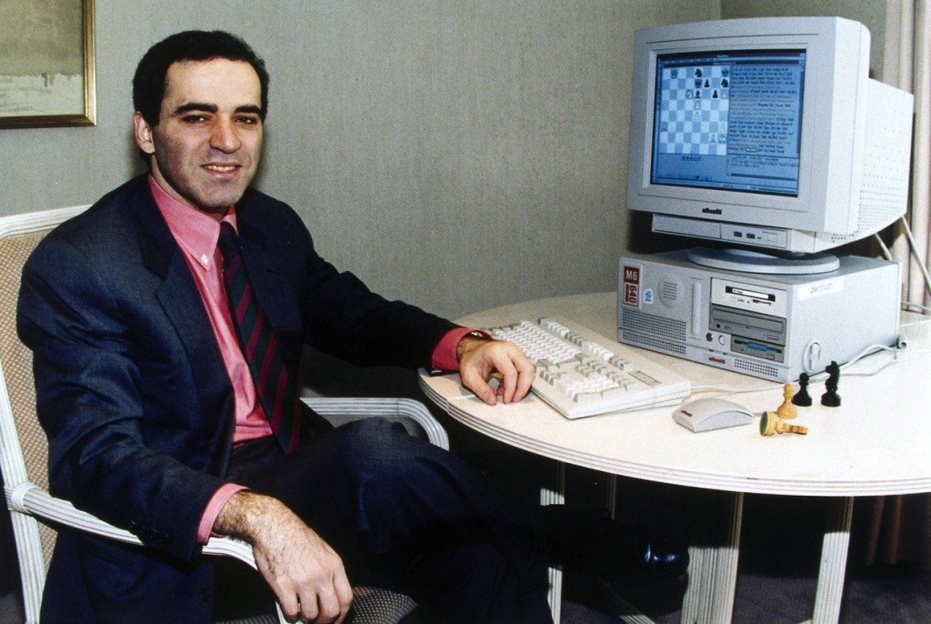 Garri Kasparov se musel v první partii s Deep Blue sklonit před počítačem