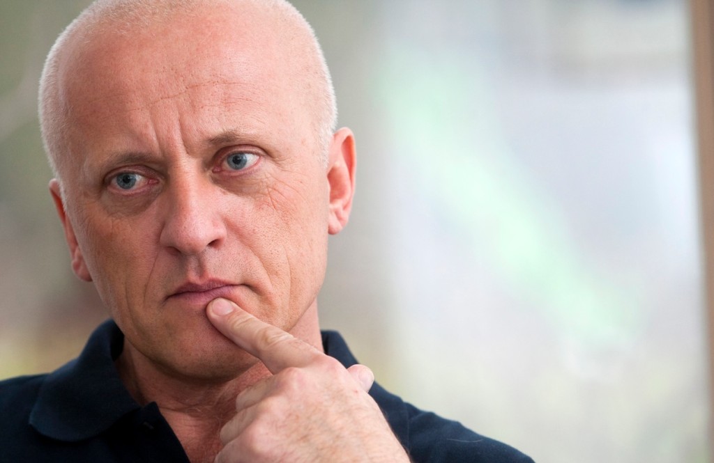 Jan Hnízdil je známou osobností psychosomatické medicíny. Za svoje názory je však kritizován v odborných lékařských kruzích