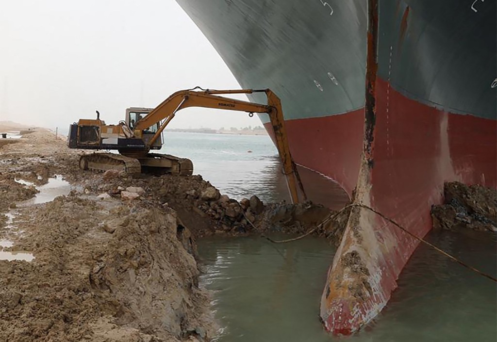 Suez je 193 km dlouhý průplav v Egyptě spojující Středozemní a Rudé moře