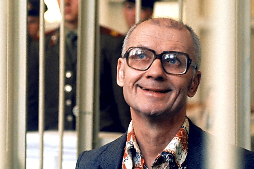 Po celou dobu soudního procesu byl Andrej Čikatilo držen v kleci. I přesto docházelo k excesům...