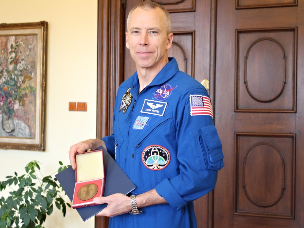 Astronaut dostal od Univerzity Palackého medaili za popularizaci vědy