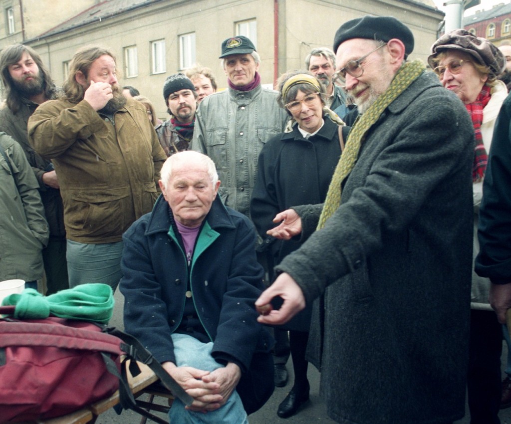 Když se Bondy s o šestnáct let starším Hrabalem poprvé setkal, nevěděl o něm prakticky nic