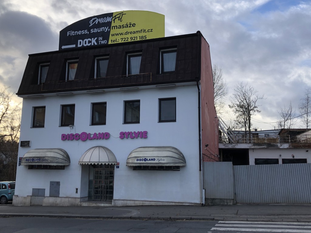 Discoland Sylvie byl v roce 2022 v seriálu Devadesátky