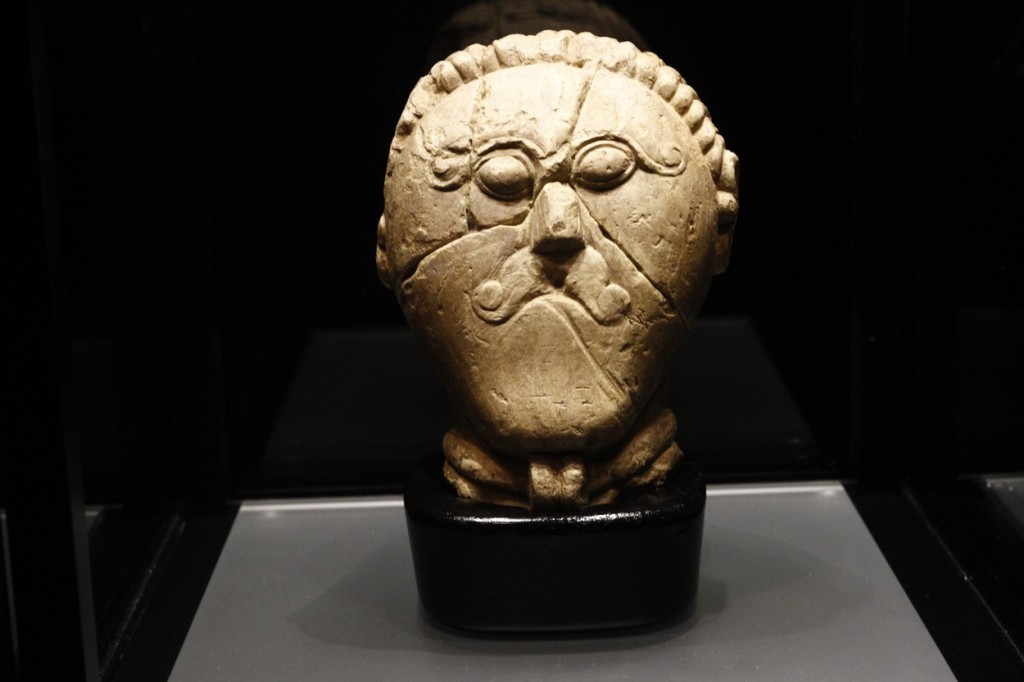 Kamenná plastika hlavy byla nalezena v těsné blízkosti významné keltské archeologické lokality 0,5 km jižně od Mšeckých Žehrovic