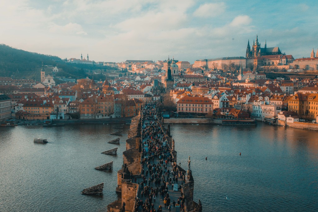 Turisté na Karlově mostě. Uvidíme ještě něco takového a pokud ano, tak kdy?