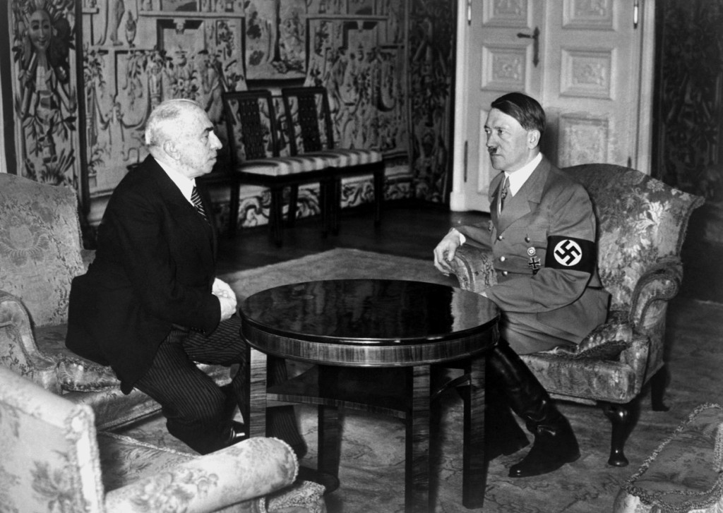 Emil Hácha s tehdejším vůdcem Adolfem Hitlerem. Německý diktátor neměl slitování