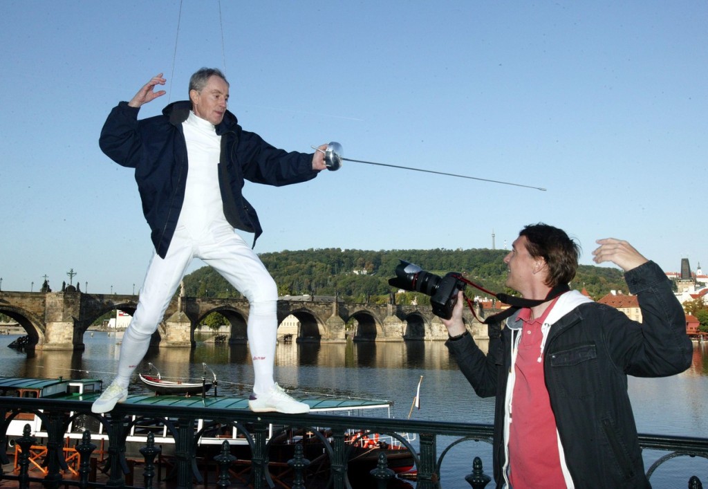 Tady ještě v roce 2007 Jan Tříska pokoušel štěstí s dostatečným jištěním. O deset let později se mu staly Karlův most a Vltava osudnými