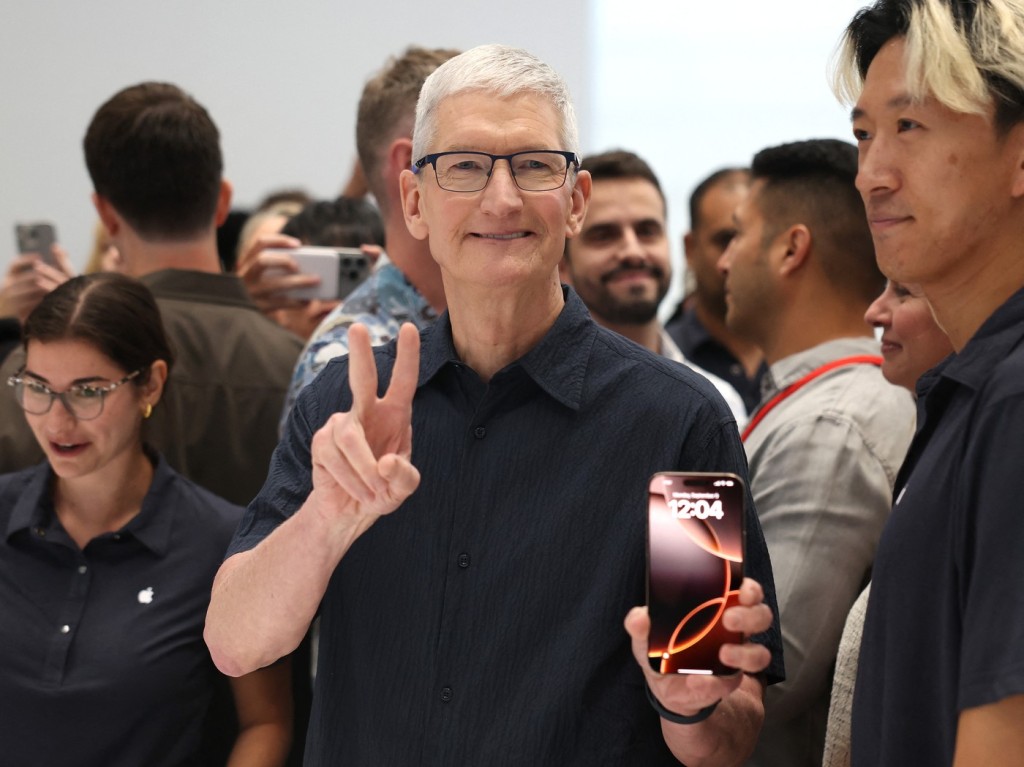 Tim Cook s novou vlajkovou lodí firmy, telefonem iPhone 16 pro