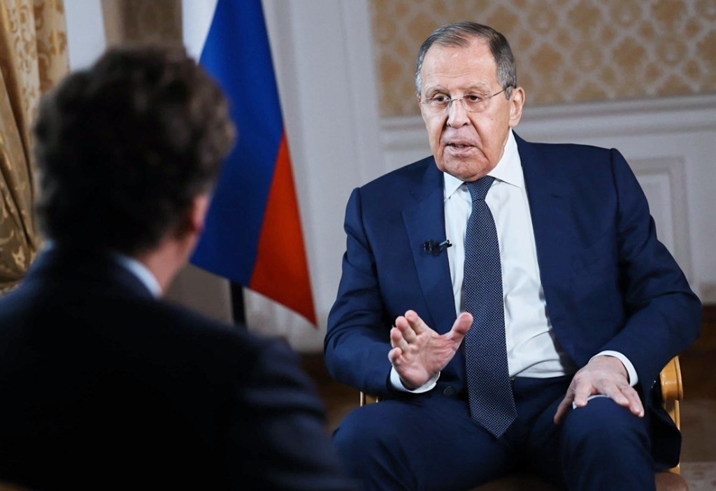 Sergej Lavrov v rozhovoru s Tuckerem Carlsonem opět papouškoval Putinovy lži o Ukrajině