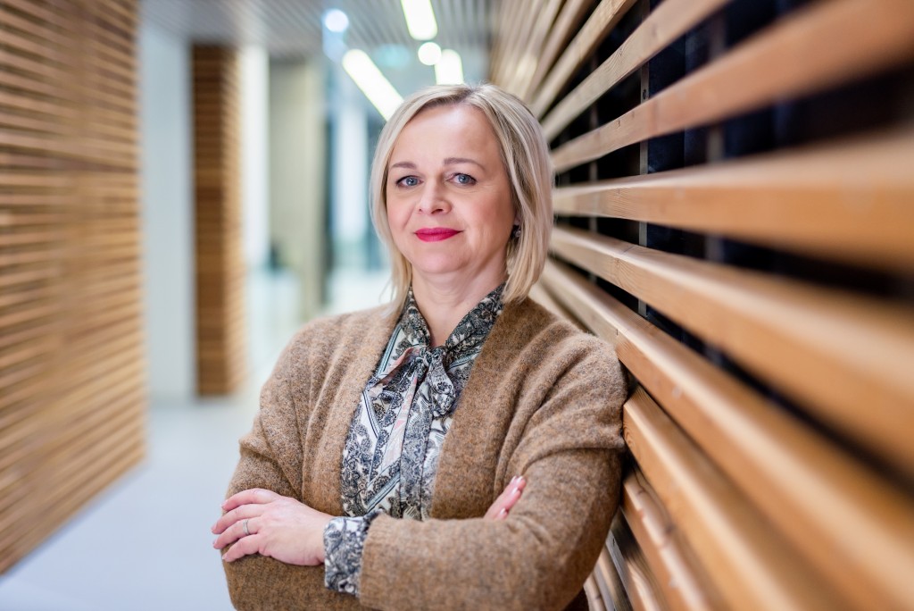 Senátorka Jelínková je od září 2011 ředitelkou obecně prospěšné společnosti Centrum pro seniory Zahrada v Bystřici pod Hostýnem