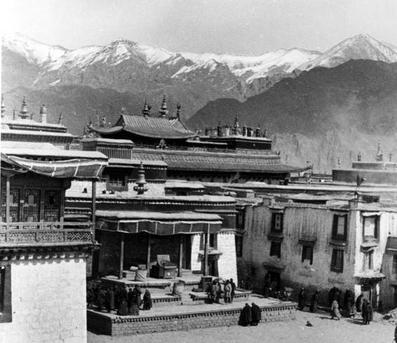 Jeden z tibetských klášterů, na jehož střeše rebelové umístili kulomety, které měly odrazit Číňany
