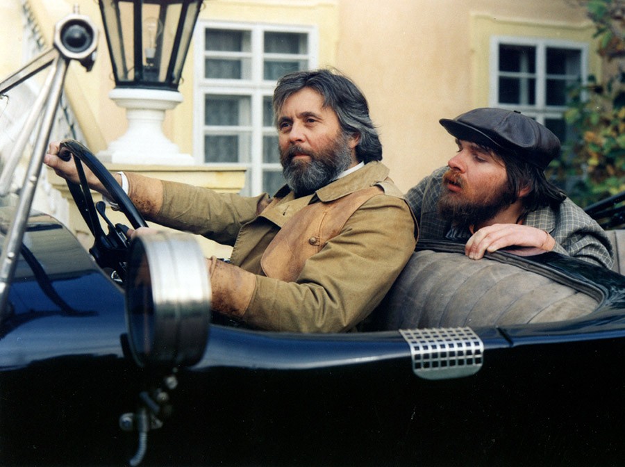 Josef Abrhám ve filmu Konec starých časů. S legendárním hercem je spojena řada kultovních komedií