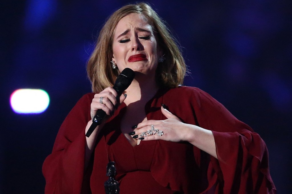 Adele svůj první vztah prožila s bisexuálem, který ji inspiroval k hudebním textům