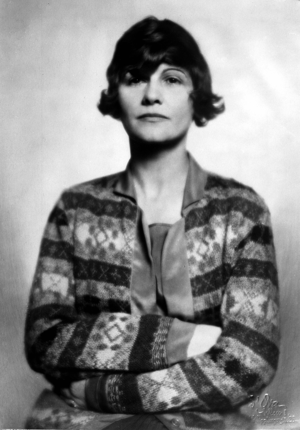 Coco Chanel tehdejší společenské normy nezajímaly, měla krátký účes a nosila pánské oblečení