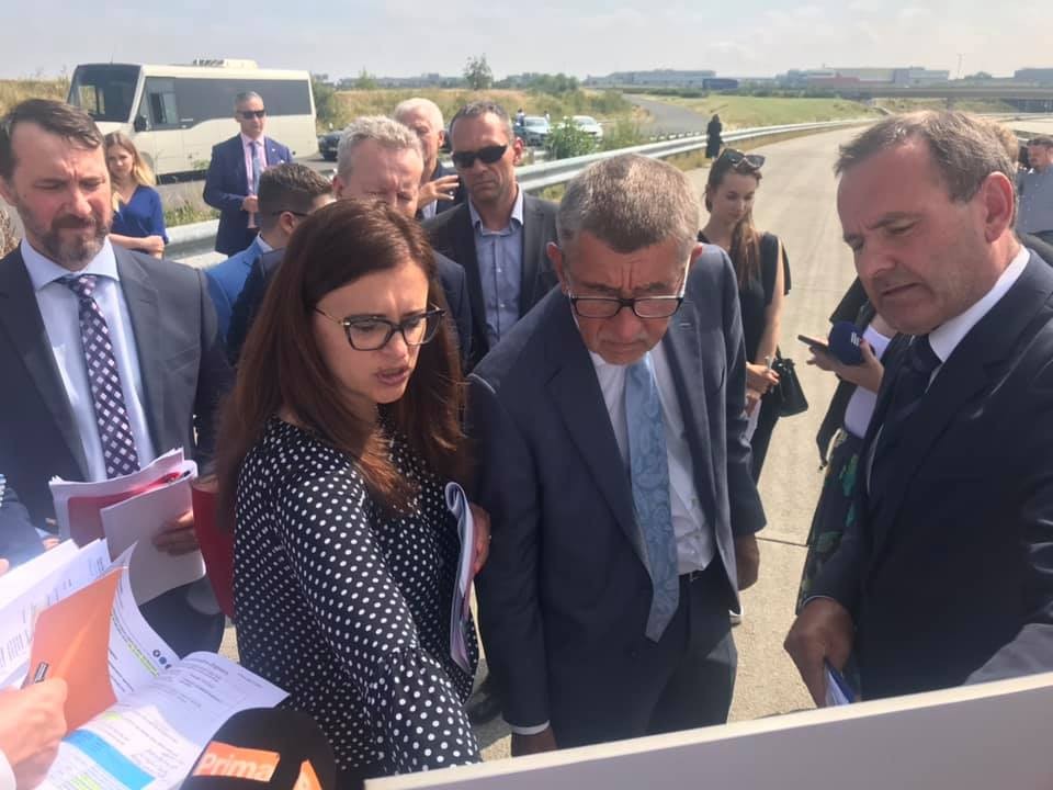 Hejtmanka Jermanová i premiér Babiš by na těch silnicích rádi makali. Jaksi se ale pořád nedaří