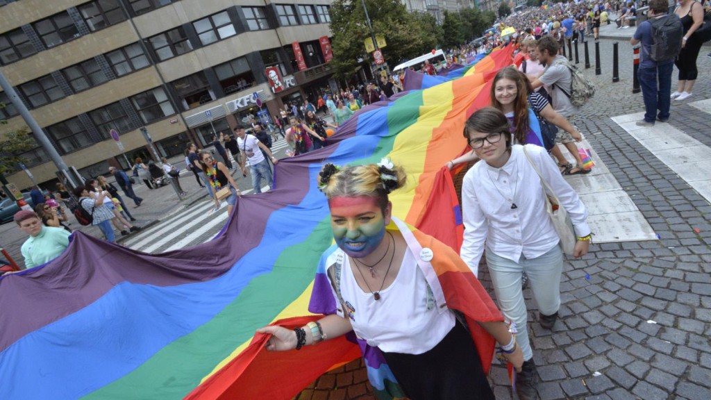 Průvod Prague Pride zažil podivné útoky