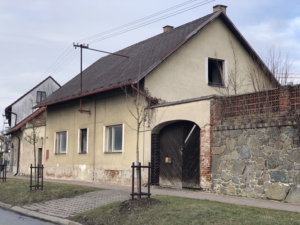V tomto domě v Mnichovicích provozovala Kunova matka Anna Medková sadomasochistický salon. Vybouchla tu bomba, kterou jí poslal její syn