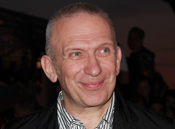 Jean Paul Gaultier vytvořil řadu provokativních modelů – nekonformní trenčkoty, korzety a podprsenky, pruhované svetry a taky něco pro Madonnu