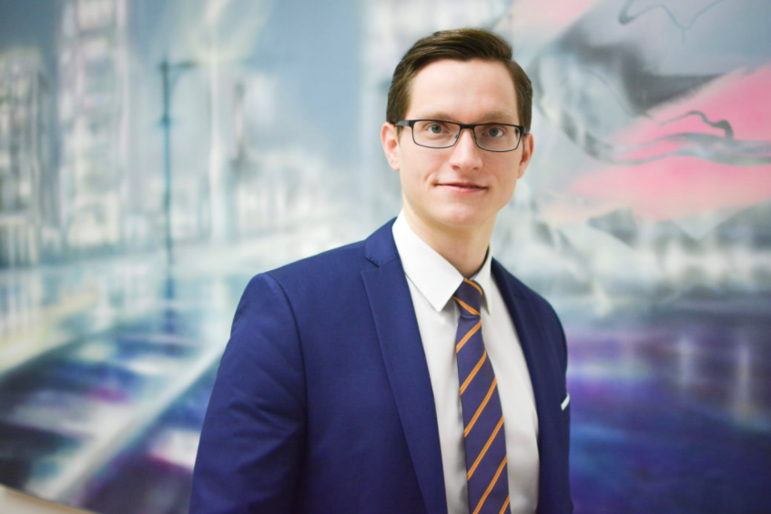 Štěpán Křeček po studiu na VŠE v Praze tamtéž absolvoval i postgraduální studium (PhD. se zaměřením na národní hospodářství a hospodářskou politiku)