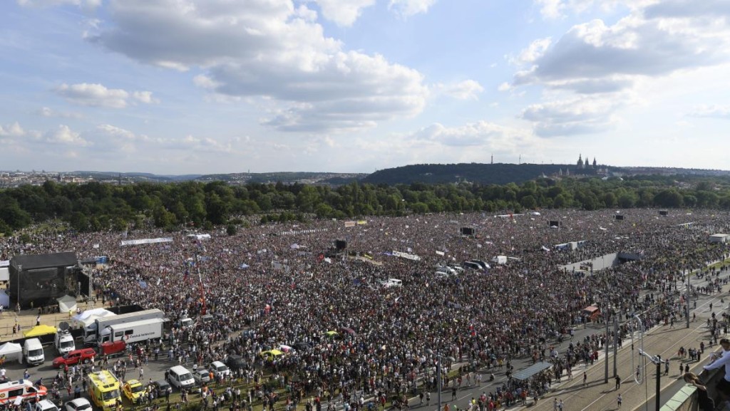 Letenská pláň slouží pro mnoho účelů. Nejviditelnější jsou masivní demonstrace